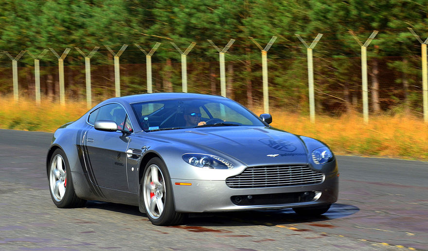 jazda samochodem rajdowym aston martin